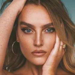 Обкладинка Perrie - Woman In Love